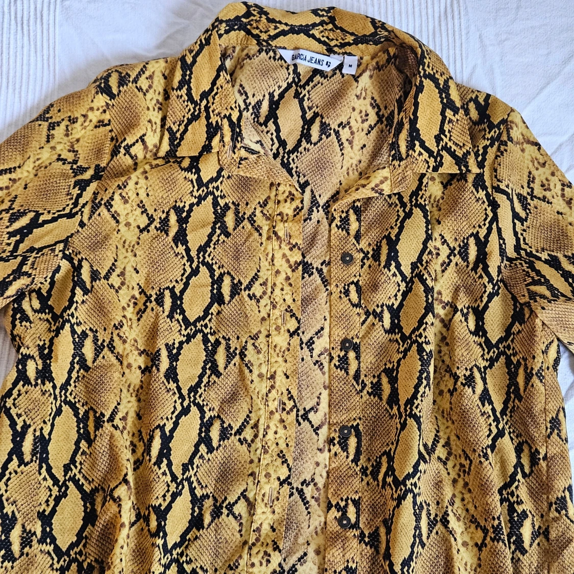 Gul ormskinnsmönstrad skjorta - 2