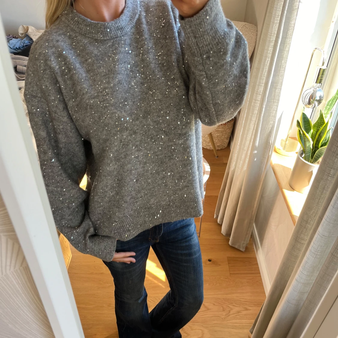 Grå stickad tröja med paljetter - 2
