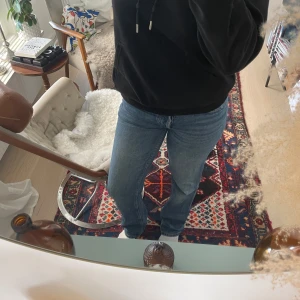 Blå jeans från 157 Icon straight fit - Snygga blå jeans från 157 Icon med klassisk femficksmodell och raka ben. Jeansen har normalhög midja och är tillverkade i slitstark denim av bomull. Snygga och timeless🙌