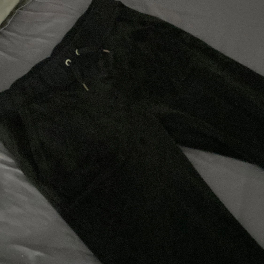 Svarta mjukisbyxor med snörning - 1