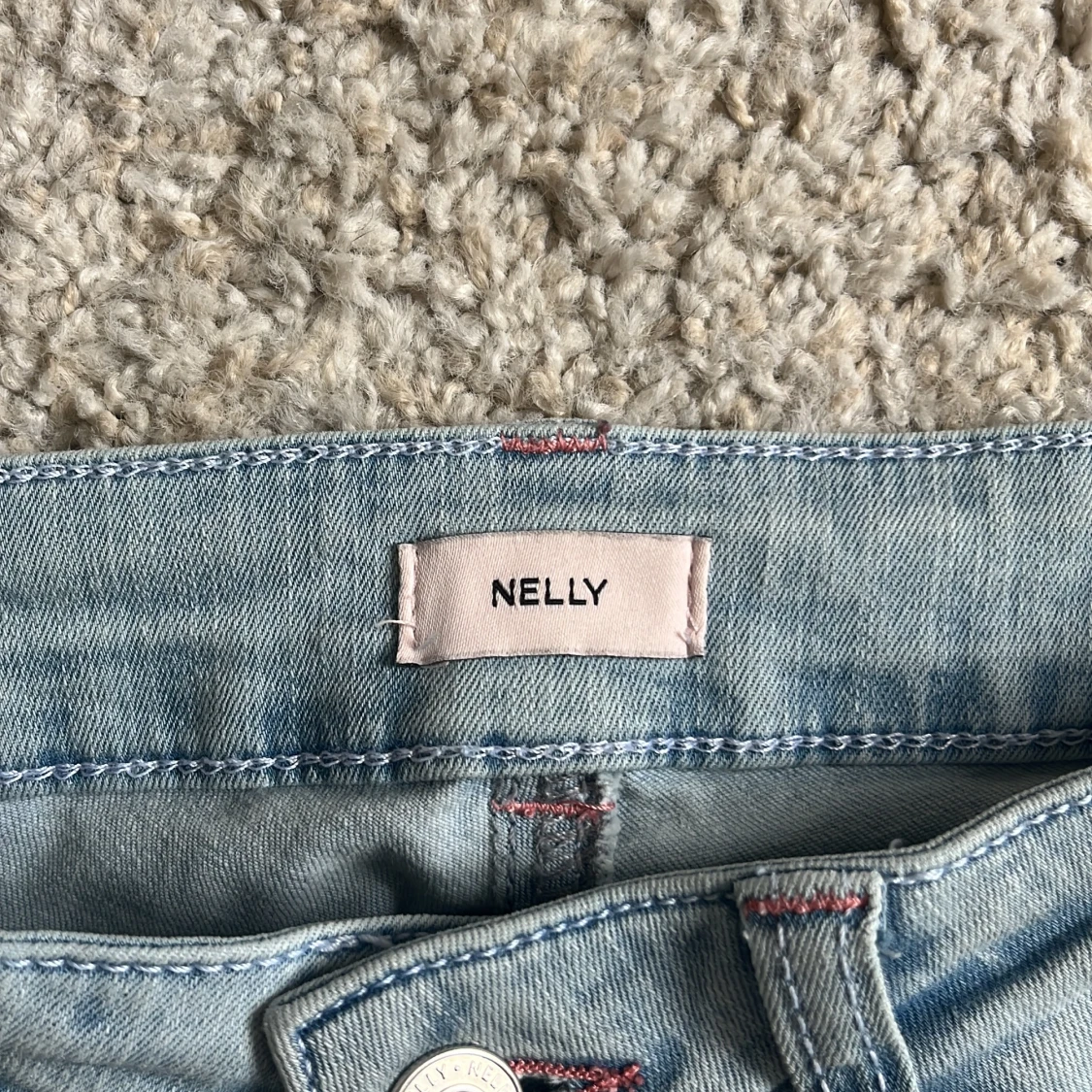 Bootcut jeans i ljus denim från Nelly - 1