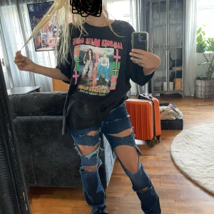 Coola Blå jeans med slitningar och broderi - Coola blåa bootcut jeans med slitningar på framsidan och coolt broderi på bakfickorna. De har en klassisk femficksdesign och en bekväm passform. Minns inte varifrån dom kommer men superfina! 