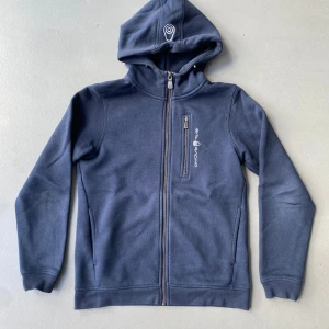 Blå sail racing tröja  - Säljer en sail racing zip i mycket bra skick. Storlek 150 cm. Hör av er vid minsta fråga!