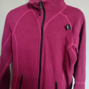 Fleecejacka Tierra - En äkta Tierra outdoor fleecejacka för dam, med två fickor som rymmer mobil, skön för kyliga dagar. Väldigt liten defekt på insidan men det syns inte utåt. Luftiga fickor. Storlek S men ganska liten i storleken så passar även bra för dig som har storlek XS! Tveka inte att kontakta mig vid fler bilder eller frågor!😊