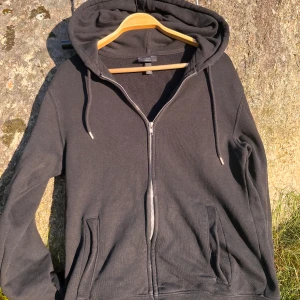 Svart hoodie med dragkedja från H&M - Säljer en hoodie från H&M med dragkedja. Använd få gånger och den är i fint skick. Nyttvättad och fräsch. 