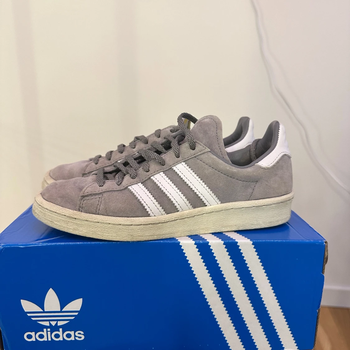 Grå adidas sneakers mocka