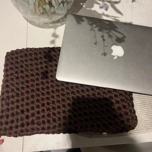 Handgjord brun stickad datorväska - Säljer en, handgjord datorväska i mörkbrunt stickat material. Har knapp så man kan stänga (man kan välja annan färg på knapp). Såhär ser ett brunt fodral ut. Man kan välja mellan andra färger oxå om man inte vill köpa just denna fina!!!