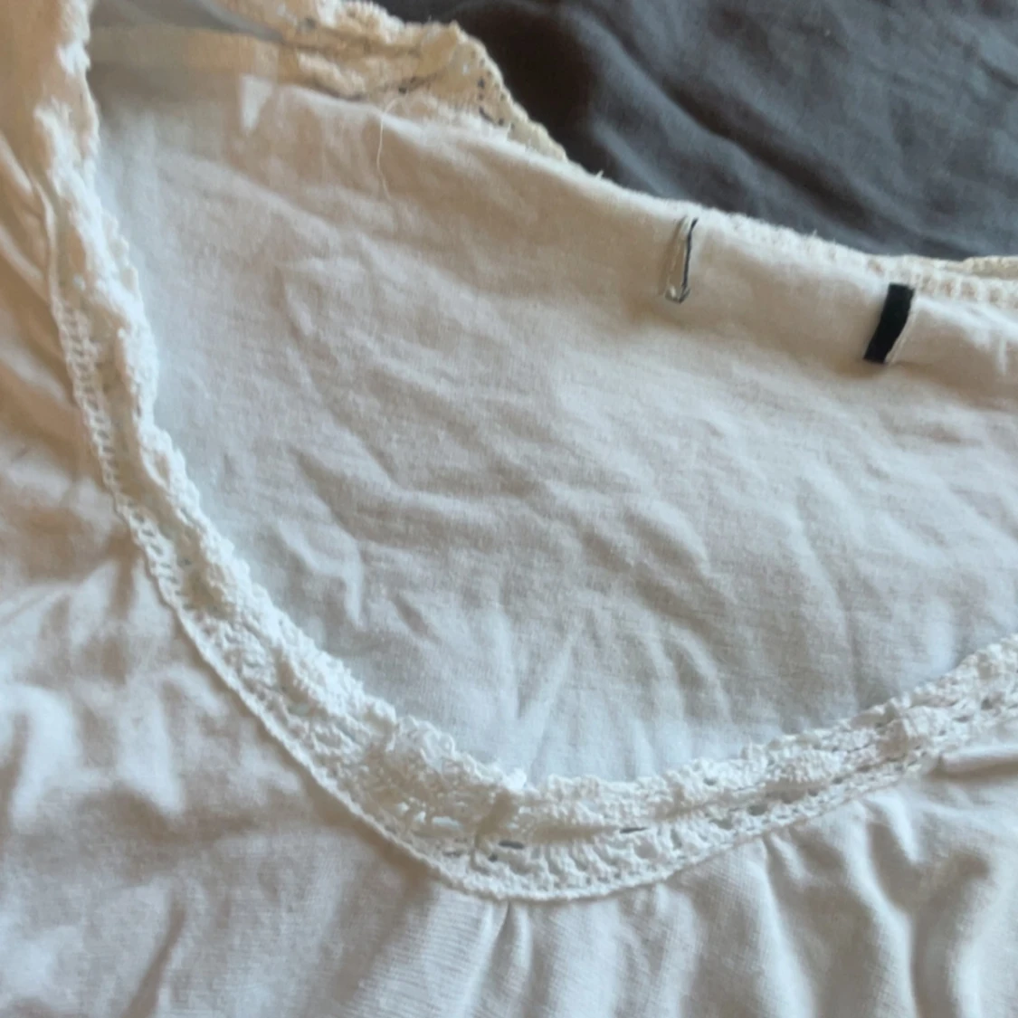 Vit långärmad topp med spetsdetalj - 2