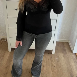 Grå bootcut jeans med låg midja - Snygga grå jeans med bootcut passform och låg midja. Så så snygga och perfekt till hösten med ett par uggs o stickad tröja😍😍😍jeansen är endast använda en gång❤️säljs inte längre 