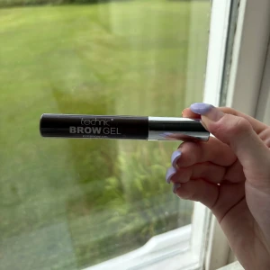 Technic Brow Gel Dark - Technic Brow Gel i färgen Dark, perfekt för att forma och fixera dina bryn. Kommer i en smidig tub med silverfärgat lock och innehåller 10 ml. Vegansk formula som ger ett naturligt och snyggt resultat. Enkel att applicera med borste för definierade ögonbryn.