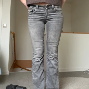 Grå bootcut jeans - Snygga grå jeans från Gina Tricot med bootcut passform. Jeansen har låg midja.🩷