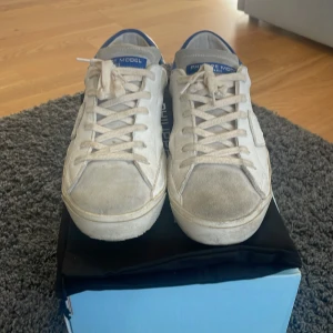Philippe Model vita sneakers med blå detalj - Säljer ett par stilrena vita sneakers från Philippe. Skick 8/10 ny pris 3500 mitt pris 2350