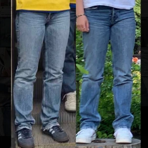 Zara jeans - Säljer dessa raka jeans från Zara i strl 34! Obs att de har ett litet hål i ena fickan samt att de är lagade vid gylfen (var trasiga när jag fick hem de). Ett av mina favoriter men som inte passar längre, pris går att diskutera!🩵