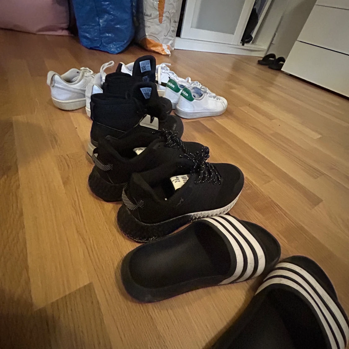 Mix av sneakers och sandaler från Nike och Adidas - 1