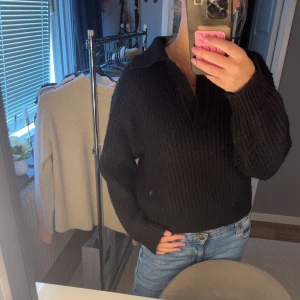 Stickad tröja  - Svart stickad tröja med V ringning från Gina, fint skick💕