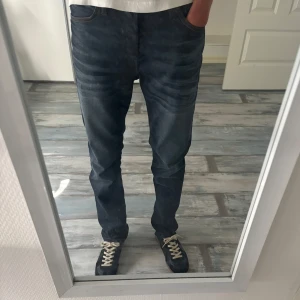 Jack and Jones jeans  - Säljer ett par mörkblå jeans från Jack and Jones i väldigt bra skick. Modellen är slim/straight fit.  Hör av er vid frågor!