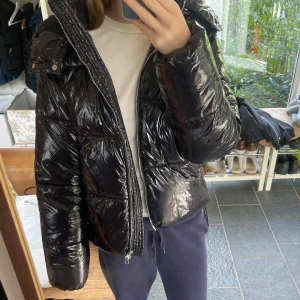 Nelly jacka - Sparsamt använd men dragkedjan strular lite sen jag köpte, tror den är lite felsydd🥰