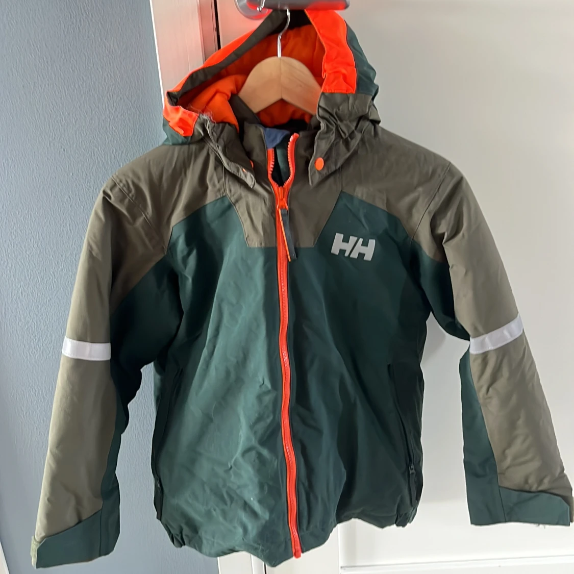 Grön skidjacka barn från Helly Hansen - 1