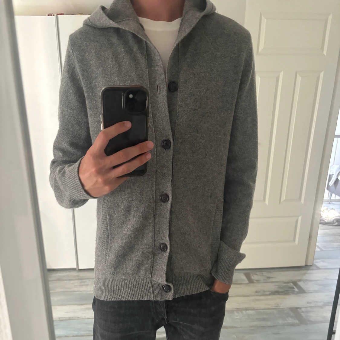 Grå cardigan med luva