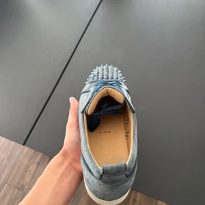 Christian Louboutin washed blue - Riktigt schyssta skor från Christian Louboutin med den ikoniska röda sulan och nitar. Extremt bra skick 9,5/10. Obs varan är äkta så skambud och onödiga frågor besvaras ej. Allt og medföljer så som kvitto och box m.m.