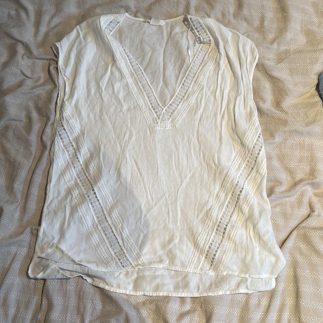 Vit blus med spetsdetaljer H&M