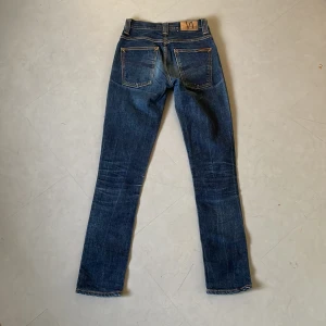 Nudie jeans  - Ett par Nudie jeans i gott skick.                     Modell Grim Tim.                                                       På sista bilden ser man en fläck som borde gå bort, kan tänka mig sänka priset pga detta.           Storlek: W28/L32(sitter något mindre)                                                    Nypris runt 2000kr         Om något undras är det bara att fråga. 