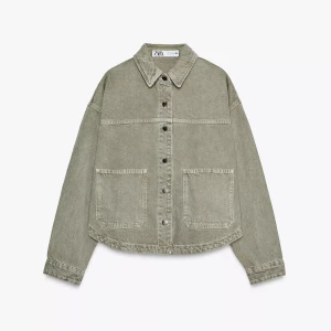 Jeansjacka från Zara - Snygg grön jeansjacka från Zara, köpte i våras och inte fått användning för🩷🩷skriv privat för fler bilder