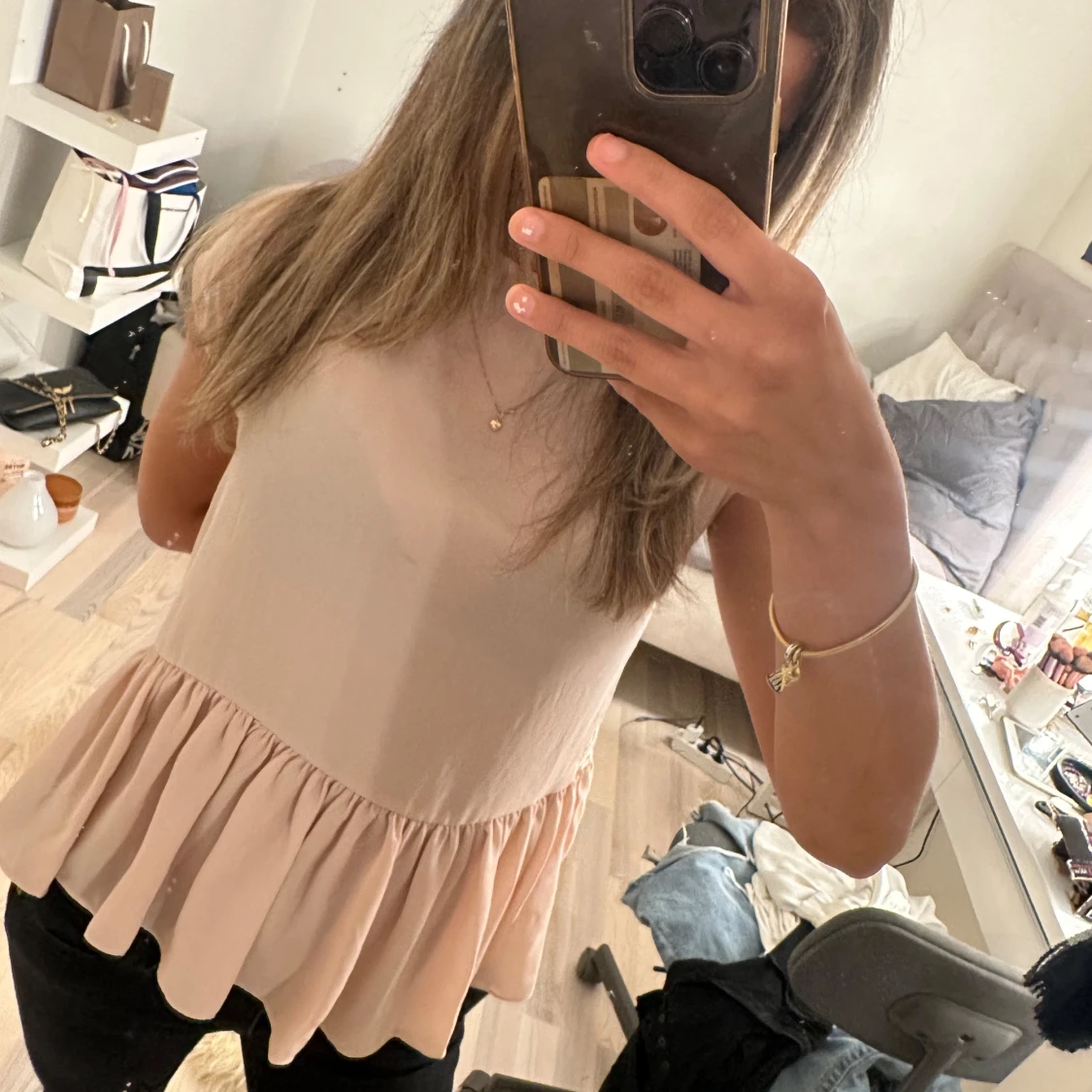 Beige blus med spets och volang - 1