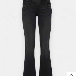 svarta LTB bootcut jeans - Svarta jeans från Ltb med bootcut passform och klassisk femficksdesign. Jeansen har lätt slitna detaljer framtill och broderade bakfickor. Materialet är stretchigt jeans för skön komfort och snygg siluett. Perfekt för dig som gillar en cool och tidlös look.