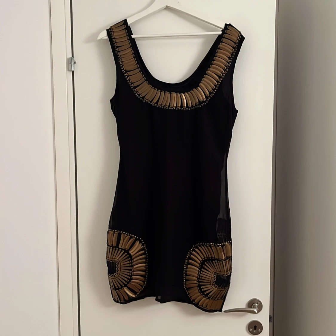 Svart kort klänning med guldmönster - 1