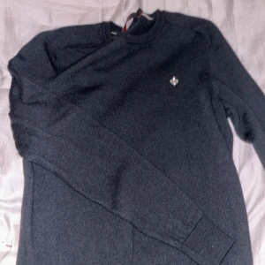 Morris merino tröja - Schysst Morris tröja som ej används, ser lite grå ut i bilderna men är svart, storlek small, 100% merinoull nästan nyskick 