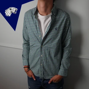 RALPH LAUREN SKJORTA - Rutig Ralph Lauren Skjorta. Riktigt fet att ha under en overshirt eller cardigan | Skick: 8.5/10 | Strl: S (Åt det mindre. Slimfit) | Modellen är 182 cm | Hör av dig om du undrar någonting! 