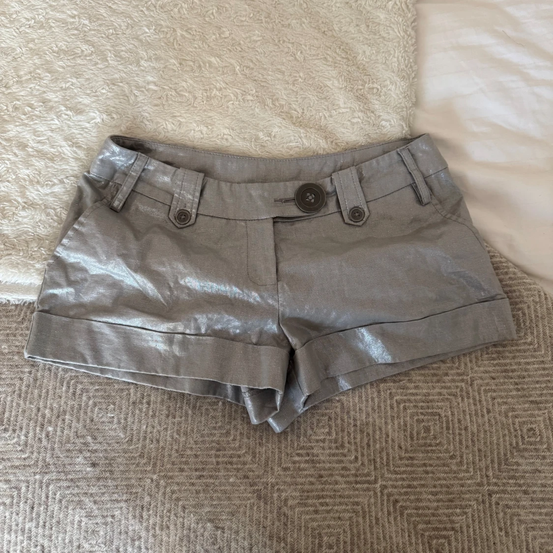Silvriga minishorts