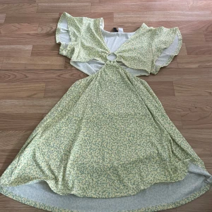 Klänning  - Klänning från HM. Nypris 389kr. Köparen står för frakten. Pris kan diskuteras vid snabb affär.