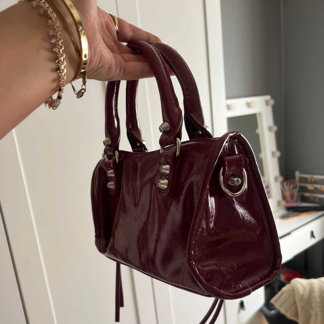 Vinröd handväska i skinn med dragkedja - 1