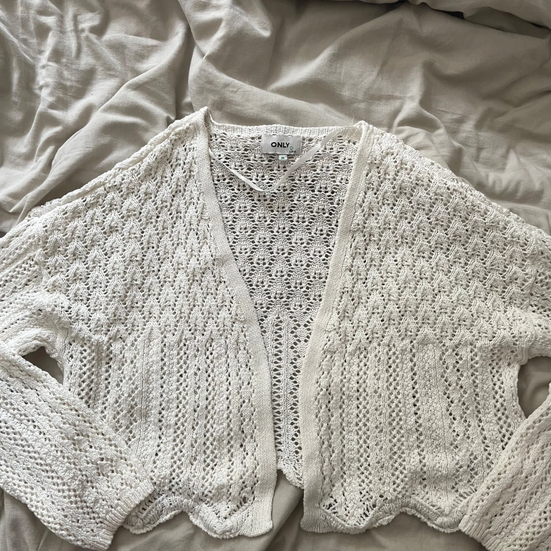 Vit virkad kofta från ONLY