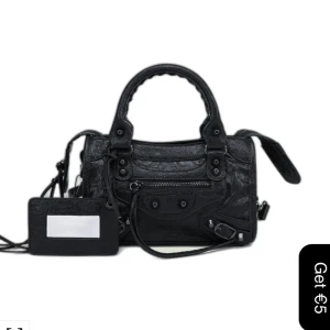 Svart läderväska - Superfin läderväska med fina detaljer, har en liten deffekt på hantaget men inget man tänker på☺️