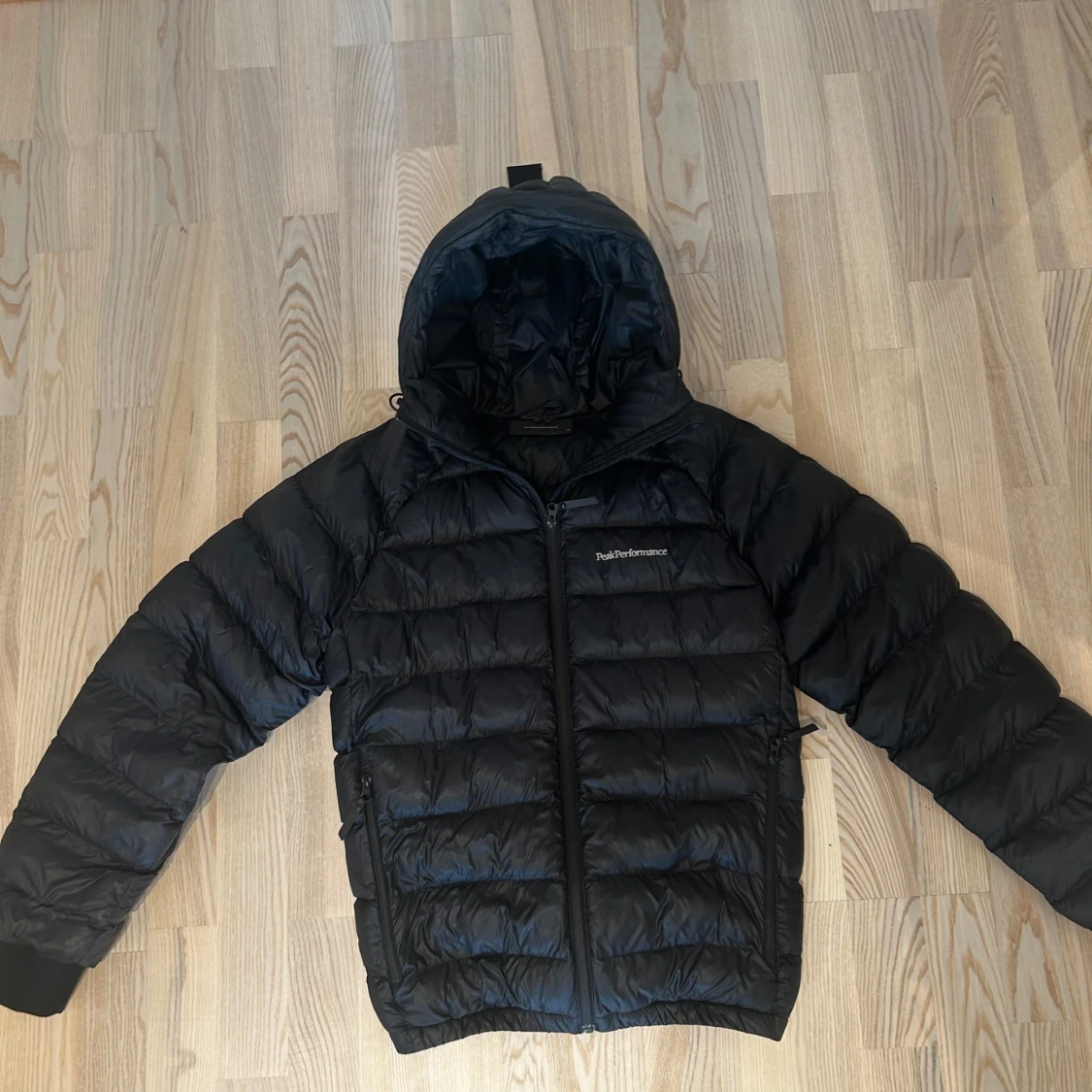 Svart dunjacka Peak Performance