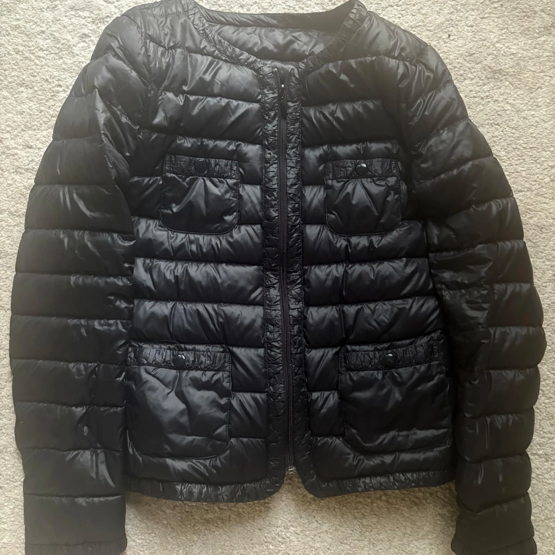 Svart quiltad pufferjacka