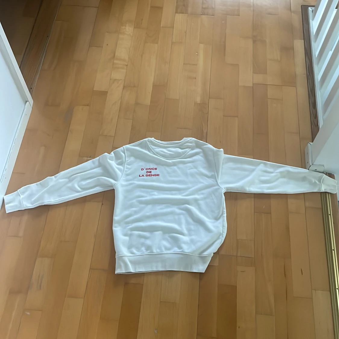 Vit sweatshirt med röd text - 1