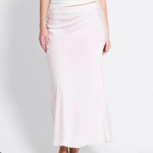 Ljusrosa långkjol - Superfin ljusrosa långkjol aldrig använd säljer för fel storlek🤗