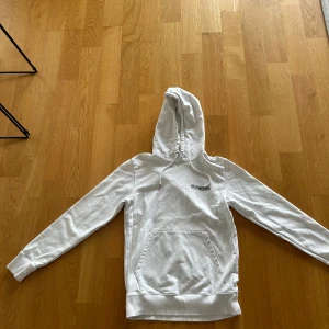 Helmut lang - En riktigt schysst Helmut Lang hoodie i strl m, pris diskuterbart