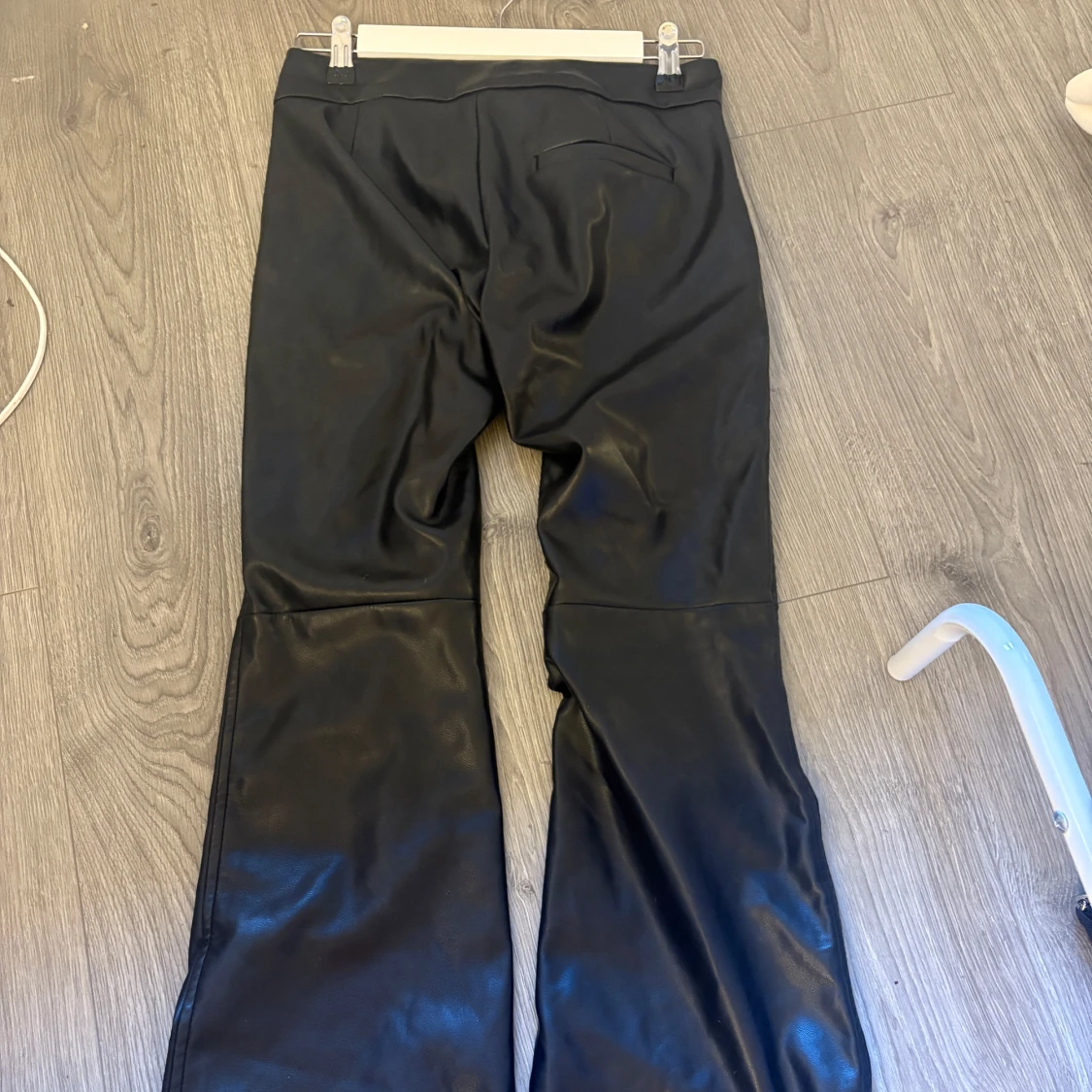 Svarta bootcut byxor i skinnimitation XS - 1