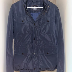 Bondelid fieldjacket - Säljer nu min för stora marinblåa fieldjacket från Bondelid, alldeles för billigt (nypris 1799kr)! Den har använts ca 3-5 gånger och har inga defekter. Skyddar mot vind och har inbyggd luva, perfekt för höstvädret! Sitter som bäst på dig som är 182-187cm. Hör av dig vid frågor eller funderingar🙌