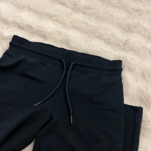 Mörkblå byxor från Lager157 - Mörkblå mjukisbyxor från Lager157 med rak passform och dragsko i midjan. Byxorna är tillverkade i mjukt bomullsmaterial, för korta i benen för mig tyvärr❣️