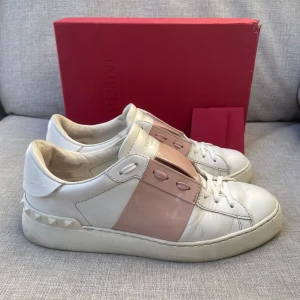 Valentino skor  - Hej! Säljer nu dessa sjukt snygga valentino skor. Skorna är i toppskick! Har begränsat antal boxar och dustbag. Hör av dig vid frågor 
