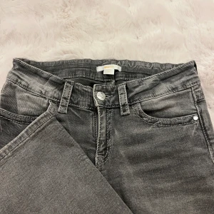 Grå jeans med broderad bakficka - Snygga grå jeans från Gina Tricot i strl 164❣️kommer ej till användning ❣️