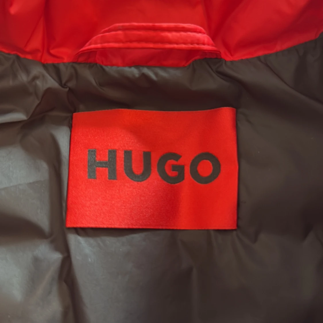 Röd quiltad dunväst från Hugo - 2