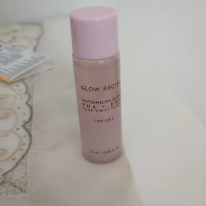 Glow Recipe Watermelon Glow Toner - Glow Recipe Watermelon Glow PHA+BHA Pore-Tight Toner i en söt rosa plastflaska med ljusrosa lock. Innehåller 25 ml och har en fräsch, lätt rosa ton. Perfekt för dig som vill ha glow och minimera porer. Aldrig använt inte ens öppnat ☺️