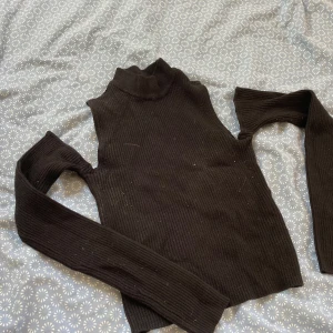 Svart ribbad topp - Svart ribbad topp från Urban outfitters i storlek XS. Säljer då den är för liten💞💞